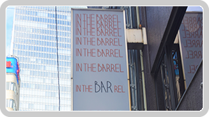 道路右側、1階にIN THE BARRELのある建物です