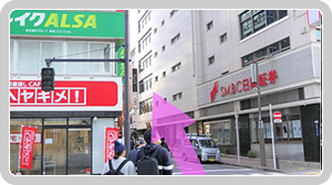 横断歩道渡ってすぐ、
SMBC日興証券のある角を左折します